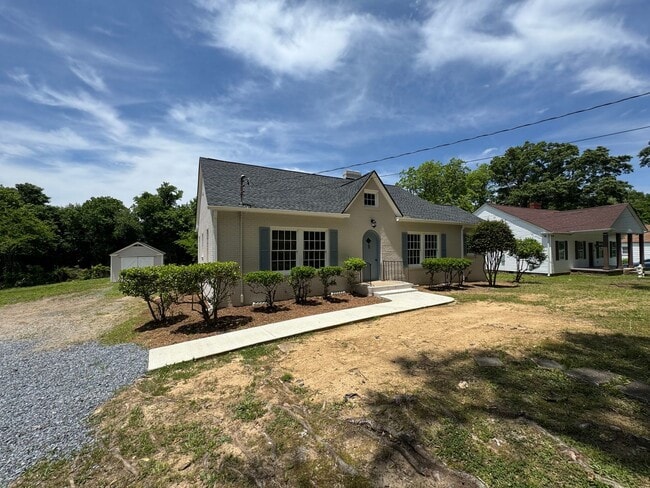 Building Photo - Renovated 3/2.5 House with bonus room in South Rome- $1,795