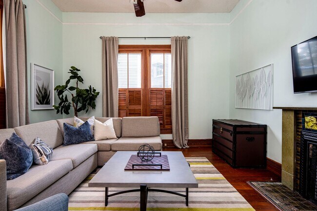 Building Photo - Charming 1 Bedroom Furnished Apartment - S...