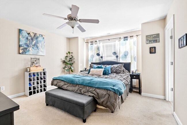 Foto del edificio - Beautiful 2 bedroom 2.5 bath Townhome w/Garage