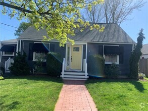 Building Photo - 38 Brae St