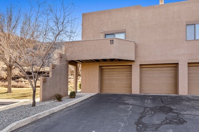 Building Photo - Foot Hills ! 2 bed/2 Bath home boasts beautiful views of the Mountains and the Lights of Albuquer...