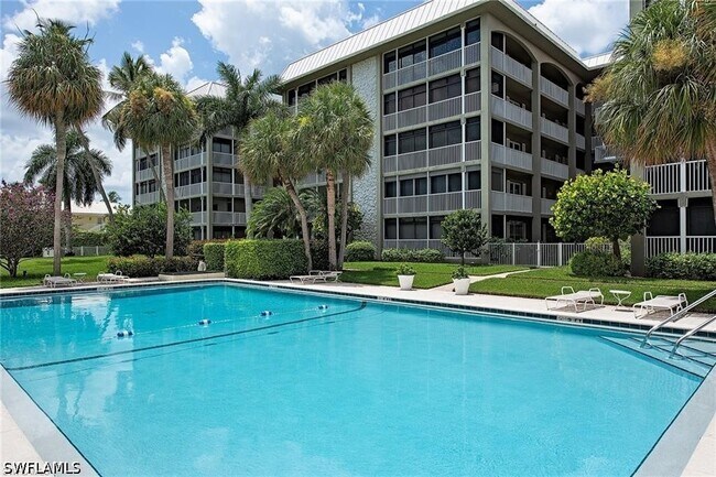 Building Photo - 2880 Gulf Shore Blvd N