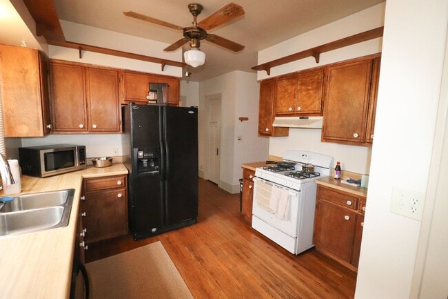 Building Photo - Spacious 4 Bedroom Home with Classic Charm