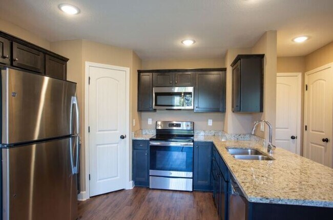 Building Photo - 3Bd/3.5Ba Townhome & 2-Car Garage!