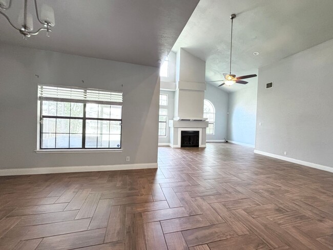 Building Photo - Updated Single Family Home with community ...