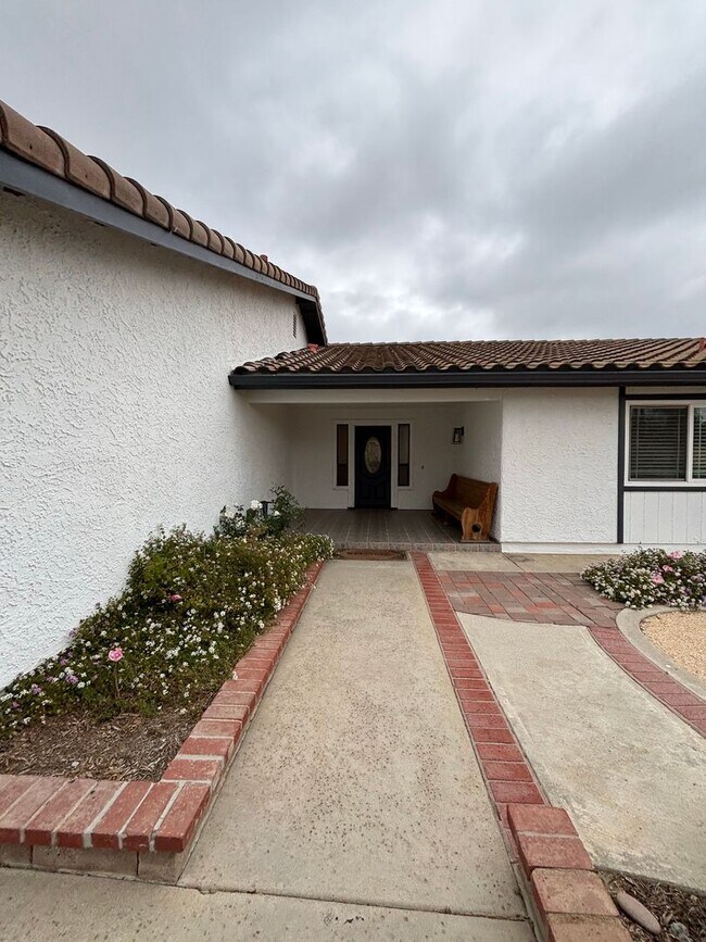 Foto del edificio - Simi Valley Home with Fireplace and Spacious Yard to Enjoy