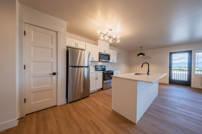 Building Photo - Jumbo 2 bed 2 bath  Modern Apartment - 1323 sqft