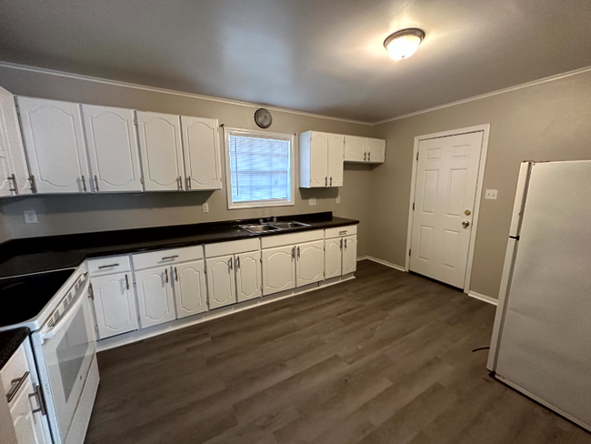 Building Photo - 2429 Academy Dr