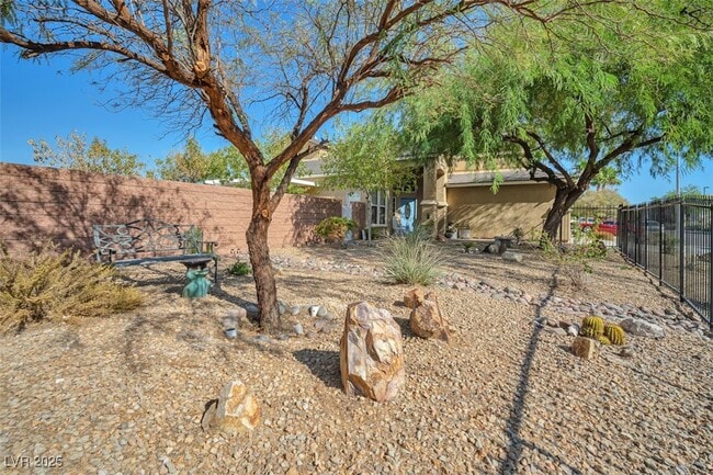 Foto del edificio - 1740 Flores Ln