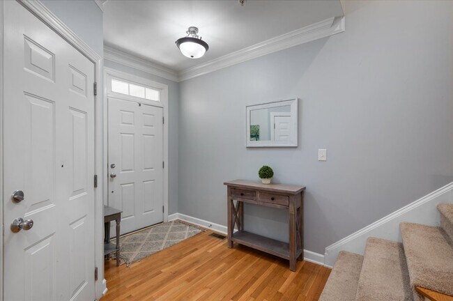 Foto del edificio - Luxury Townhome in Chapel Hill Lake Hogan ...