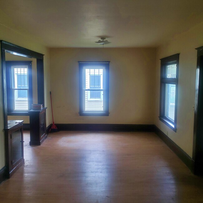 Building Photo - 309 4th St S