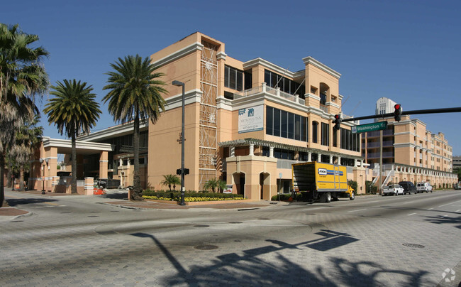 Building Photo - Metropolitan at Lake Eola