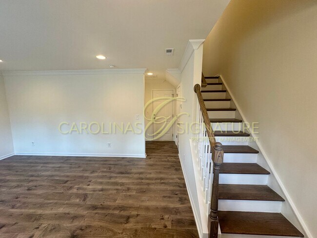 Building Photo - Fantastic 3BR/2.5BA Townhome located in Th...