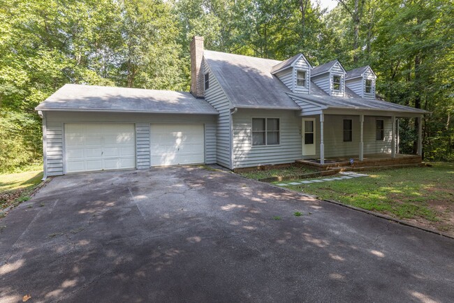 Building Photo - Newly Renovated Home in Central, SC