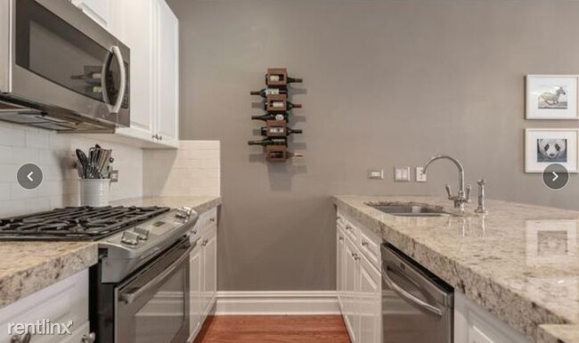 Building Photo - 823 W Lill Ave