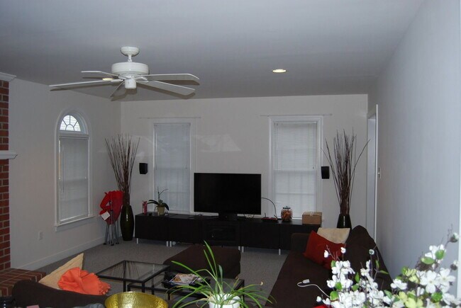 Foto del edificio - 8413 Wilshire Pl