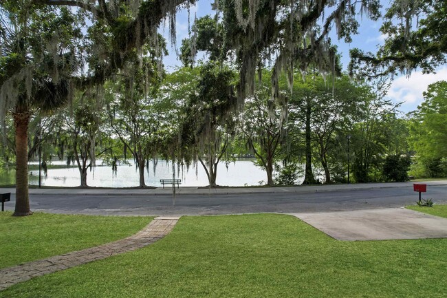 Foto del edificio - 1647 Lake Ella Dr