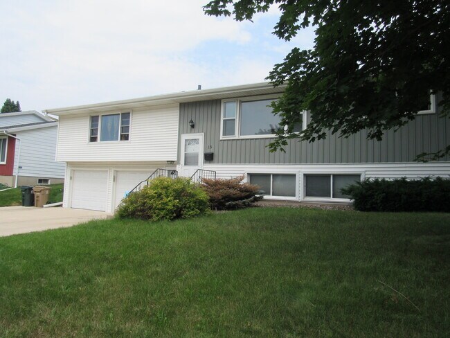 Building Photo - 13 Meadowlark Dr