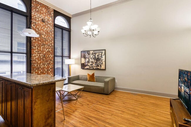 Building Photo - 300 Baronne St