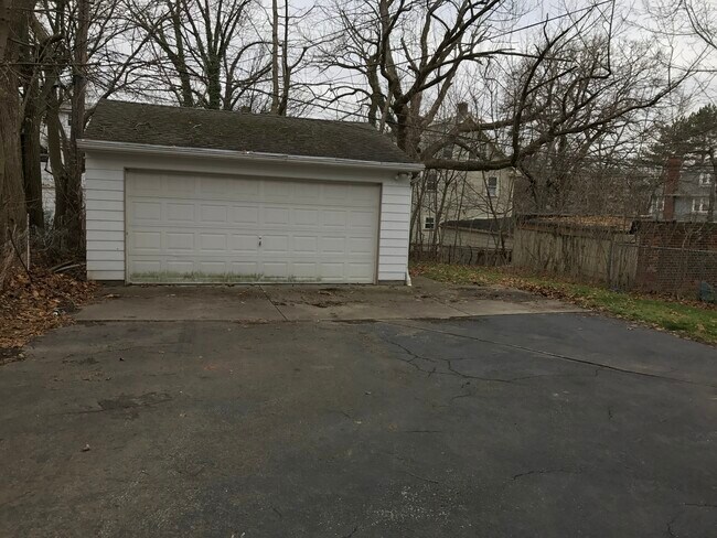 Detached garage - 1756 Lee Rd
