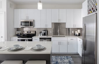 Building Photo - Allure on Parkway