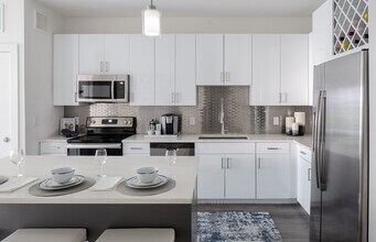 Building Photo - Allure on Parkway