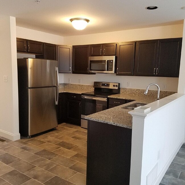 Building Photo - Luxury Townhome!