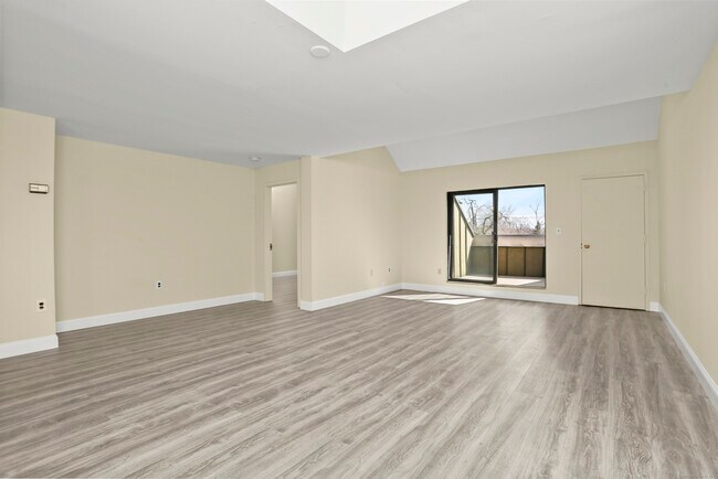 Building Photo - 122 E Putnam Ave
