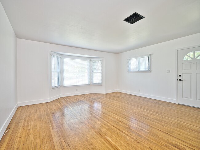 Building Photo - 6153 Clybourn Ave