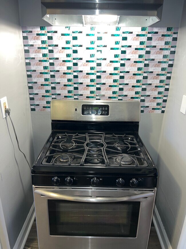 Stove - 2929 Northwood Ave
