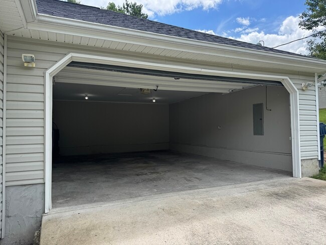 Building Photo - 216 Pinewood Dr
