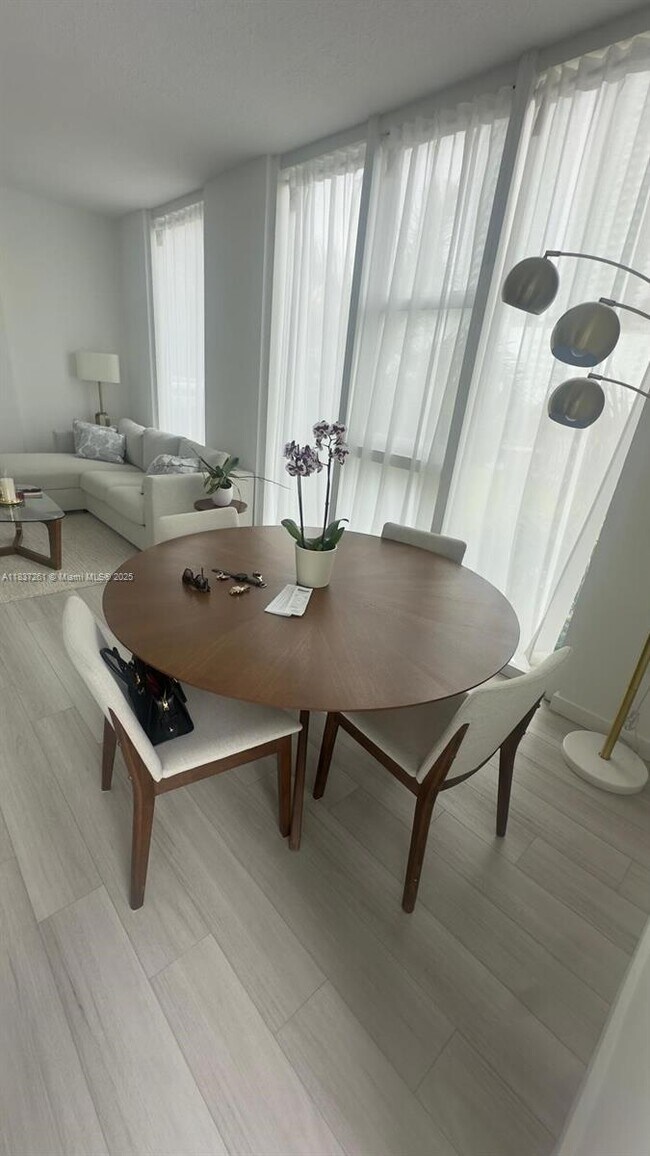 Foto del edificio - 275 NE 18th St
