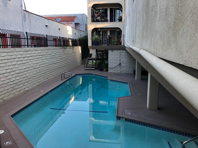 Piscina privada - 4045 E 3rd St