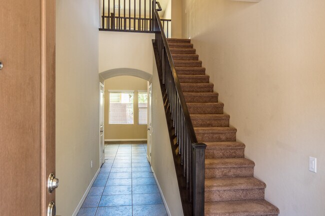 Foto del edificio - ABSOLUTELY STUNNING HOME IN POSH DOWNTOWN SUMMERLIN!