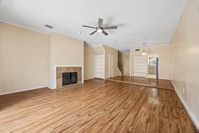 Building Photo - 1035 Fountain View Dr