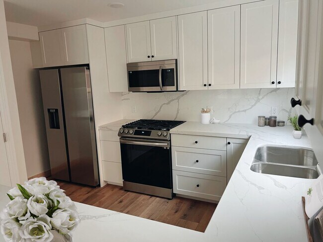 Foto del edificio - New & Updated 2 Bed / 1 Bath Lower Level Unit on Fire Mountain