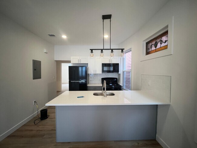 Foto del edificio - 13 Bartholdi Ave