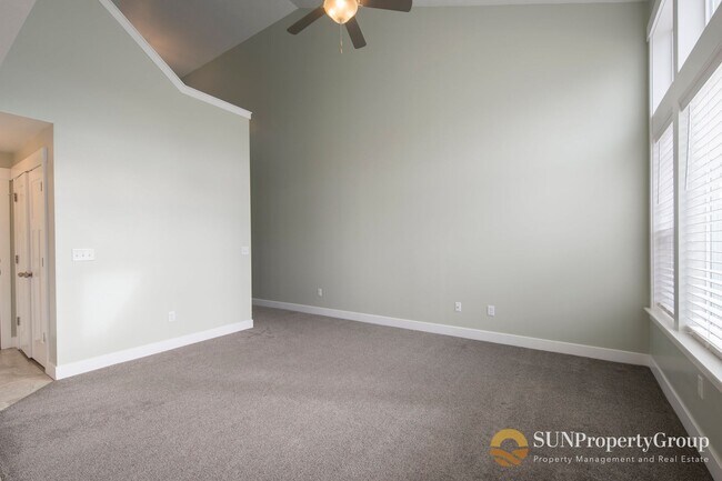 Foto del edificio - Stunning Townhome In Desirable Riverton Area