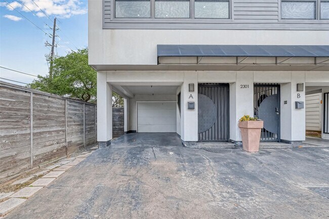 Foto del edificio - 2301 Camden Dr