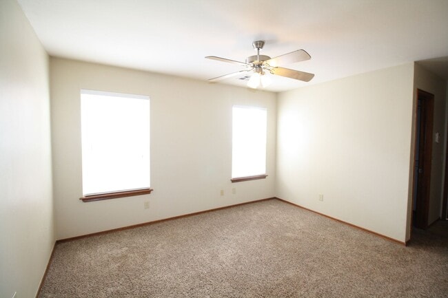 Building Photo - Great location in Yukon! 3 Bed Duplex