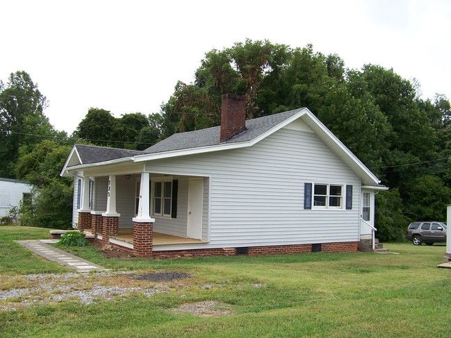 Building Photo - 733 N Main St