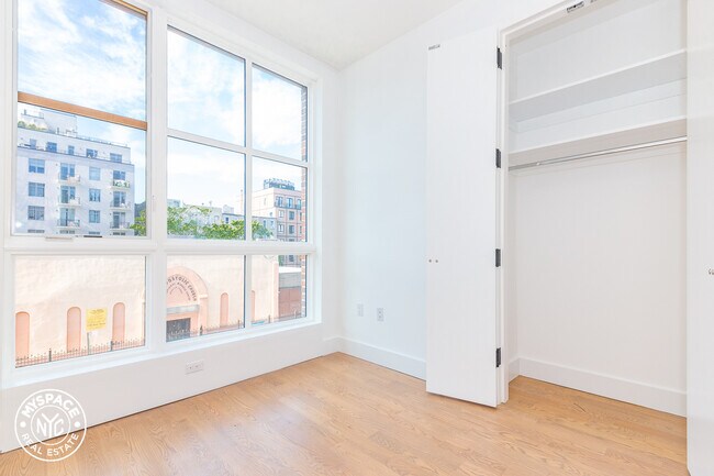 Building Photo - 824 Lexington Ave