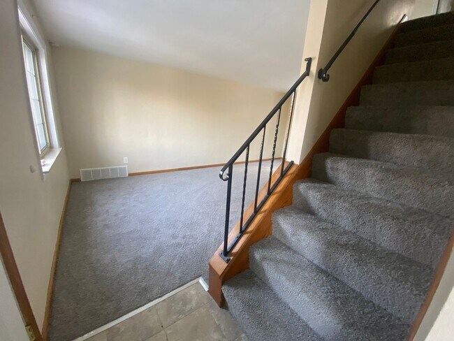 Building Photo - 3 Bedroom Home Available NOW!
