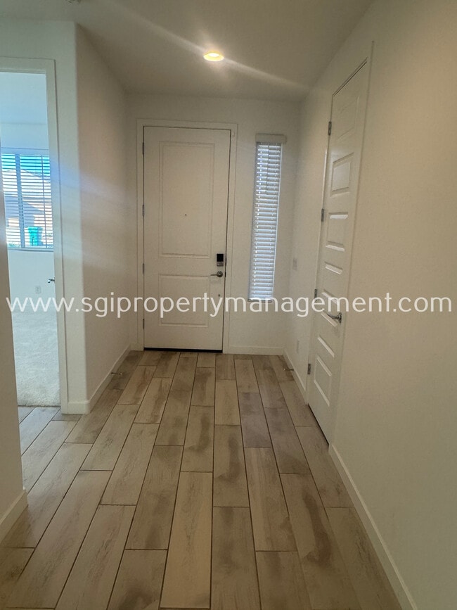 Foto del edificio - 16949 W Evergreen Rd