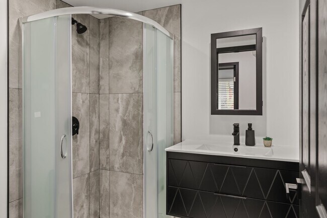 Foto del edificio - A 5 bedroom, 4 bathroom Fully Furnished Apartment at 1515 1/2 Selby Ave.