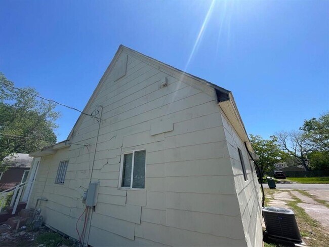 Foto del edificio - 2217 W Rev Dr Ransom Howard St