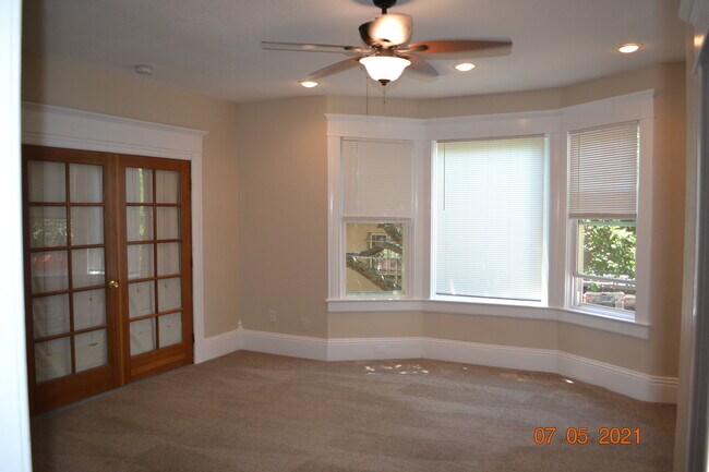 Living Room - 835 N Union Blvd