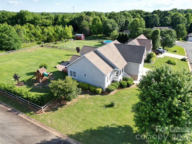 Foto del edificio - 141 Logan Ridge Dr