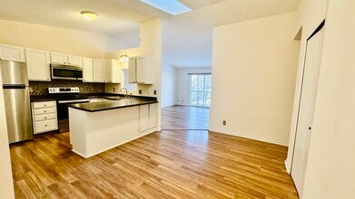 Building Photo - 2033 N Park Dr