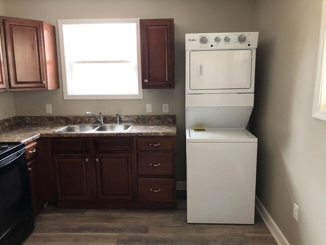 Building Photo - 3 Bed 1 Bath Home - Move in June